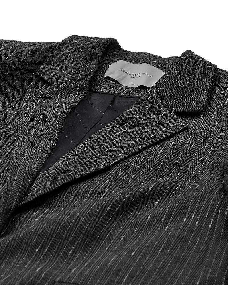 CMTRINA - BLAZER MED SILDEBENSMØNSTER OG NÅLESTRIB I GRÅ