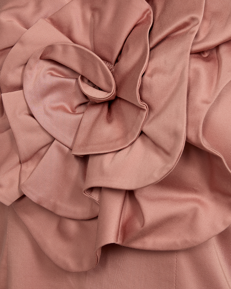 CMSHINENI - STROPLØS KJOLE MED ROSEDETALJE I ROSA