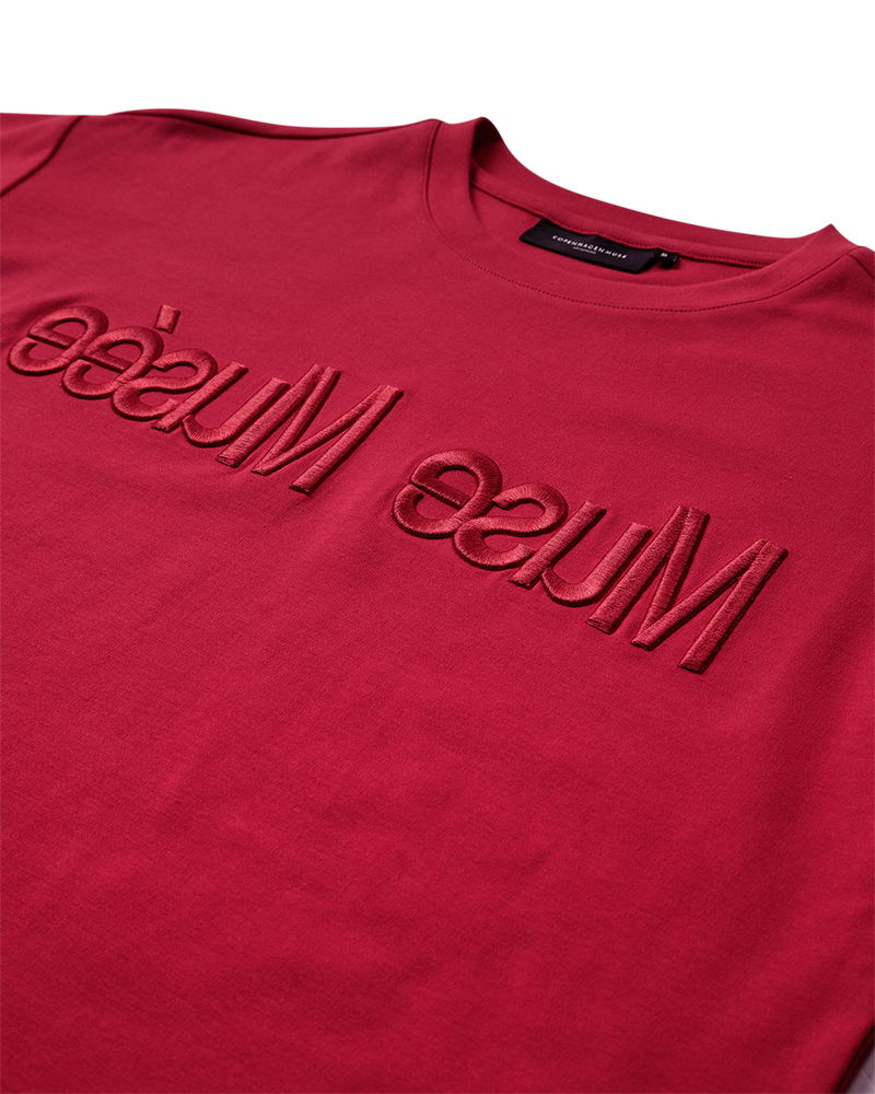 CMMUSE - T-SHIRT I RØD