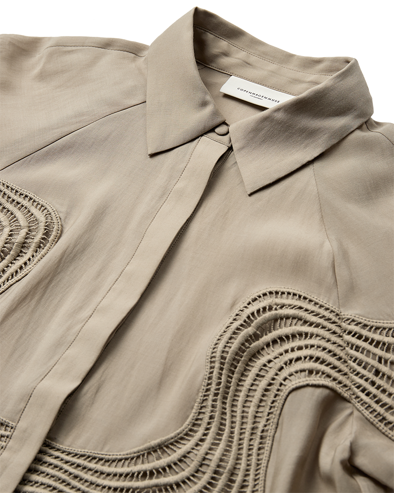 CMMOLLY - SKJORTE MED BLONDER I BEIGE
