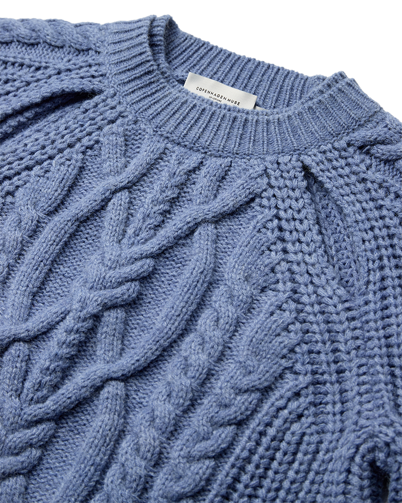 CMYARI - STRIKKET PULLOVER I BLÅ