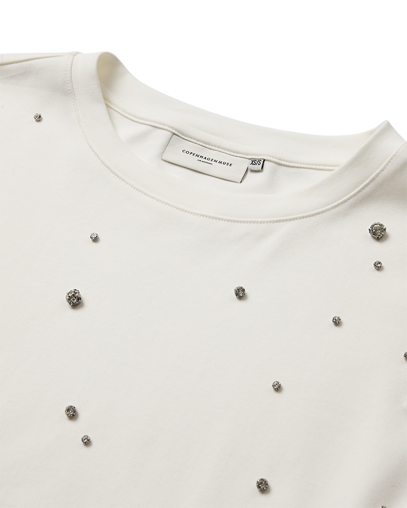 CMMUSE - T-SHIRT MED SIMILISTEN I RÅHVID