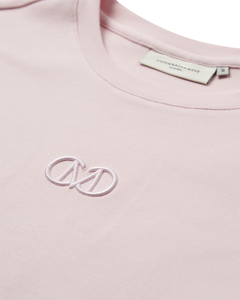 CMMUSE - T-SHIRT I LYSERØD