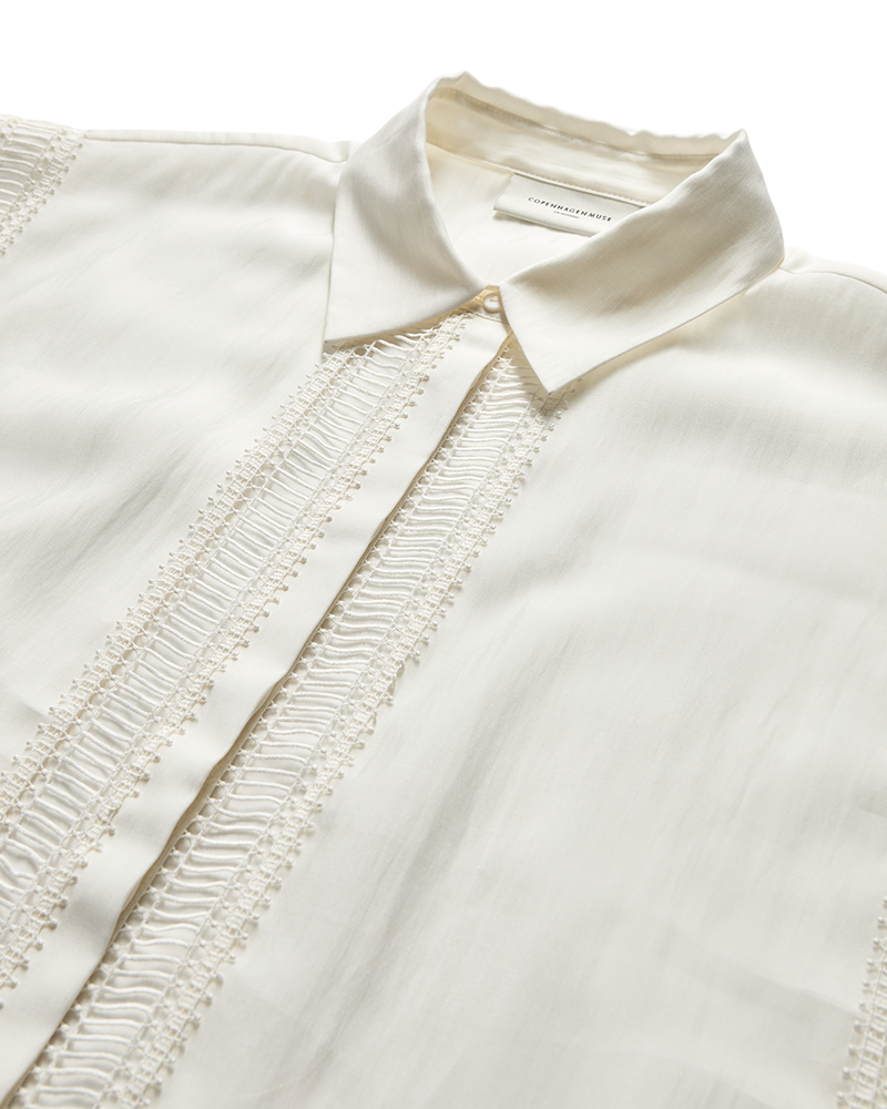 CMMOLLY - SKJORTE MED CUT-AND-SEW BLONDER I RÅHVID