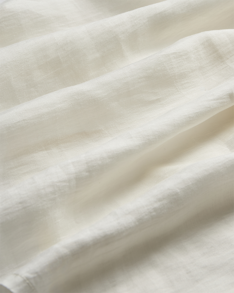 CMMOLLY - SKJORTE MED BLONDER OG HÅNDSYEDE BLOMSTER I RÅHVID