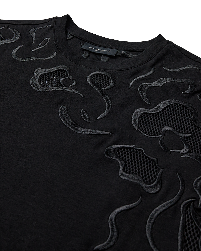 CMMUSE - T-SHIRT MED BRODERIER I SORT