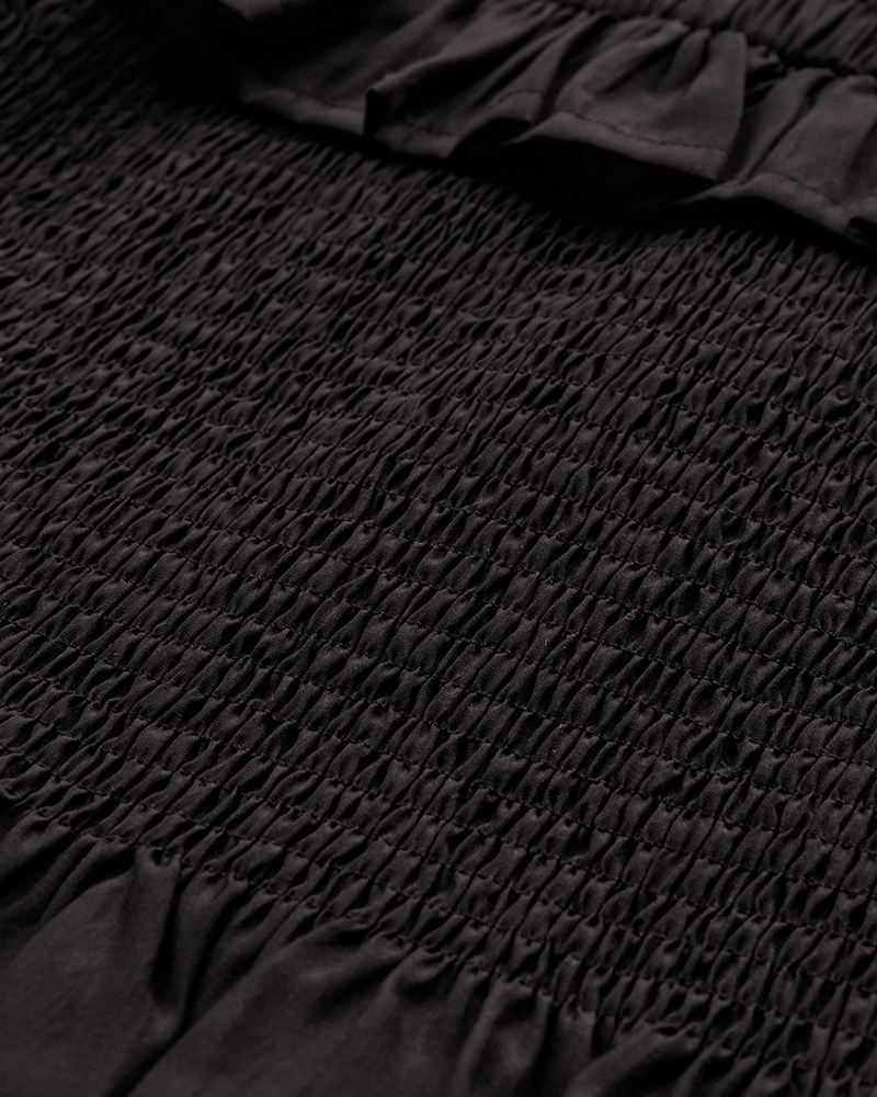 CMMOLLY - OFF-SHOULDER BLUSE MED FLÆSER I SORT