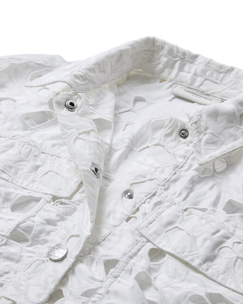 CMNOTRA - JAKKE MED HULMØNSTER I HVID