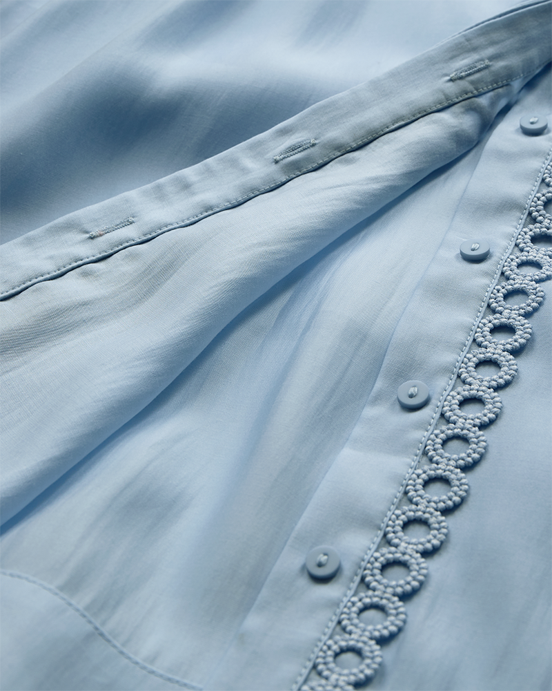 CMMOLLY - SKJORTE MED CUT-AND-SEW BLONDER I BLÅ