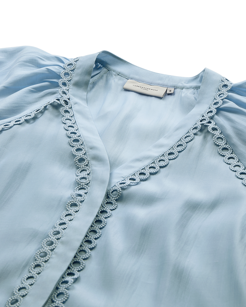 CMMOLLY - SKJORTE MED CUT-AND-SEW BLONDER I BLÅ