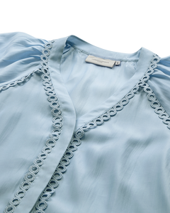 CMMOLLY - SKJORTE MED CUT-AND-SEW BLONDER I BLÅ