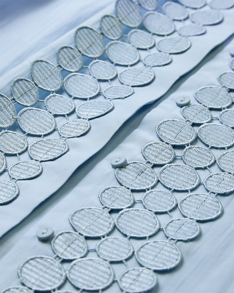 CMMOLLY - SKJORTE MED CUT-AND-SEW BLONDER I BLÅ