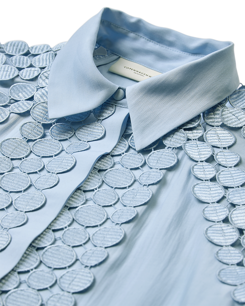 CMMOLLY - SKJORTE MED CUT-AND-SEW BLONDER I BLÅ