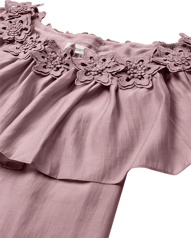 CMMOLLY - OFF-SHOULDER BLUSE MED HÅNDSYEDE BLOMSTER I ROSA