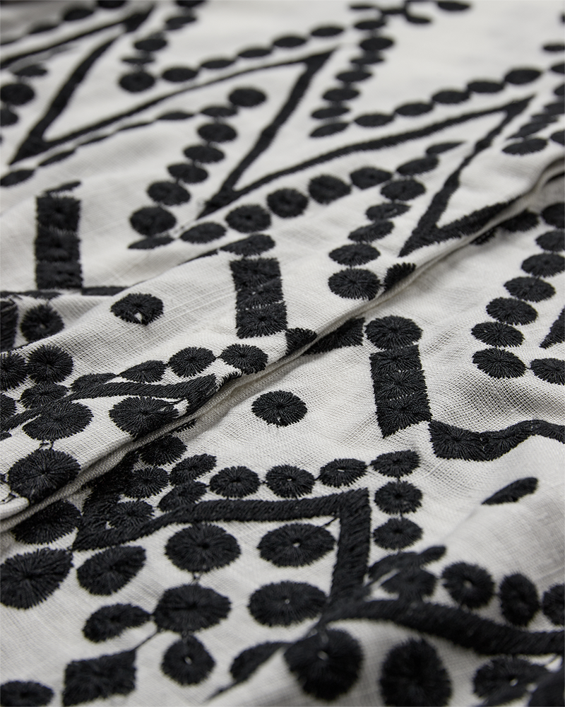 CMEMBROIDERY - SKJORTE MED ALLOVER BRODERI I HVID OG SORT,RÅHVID