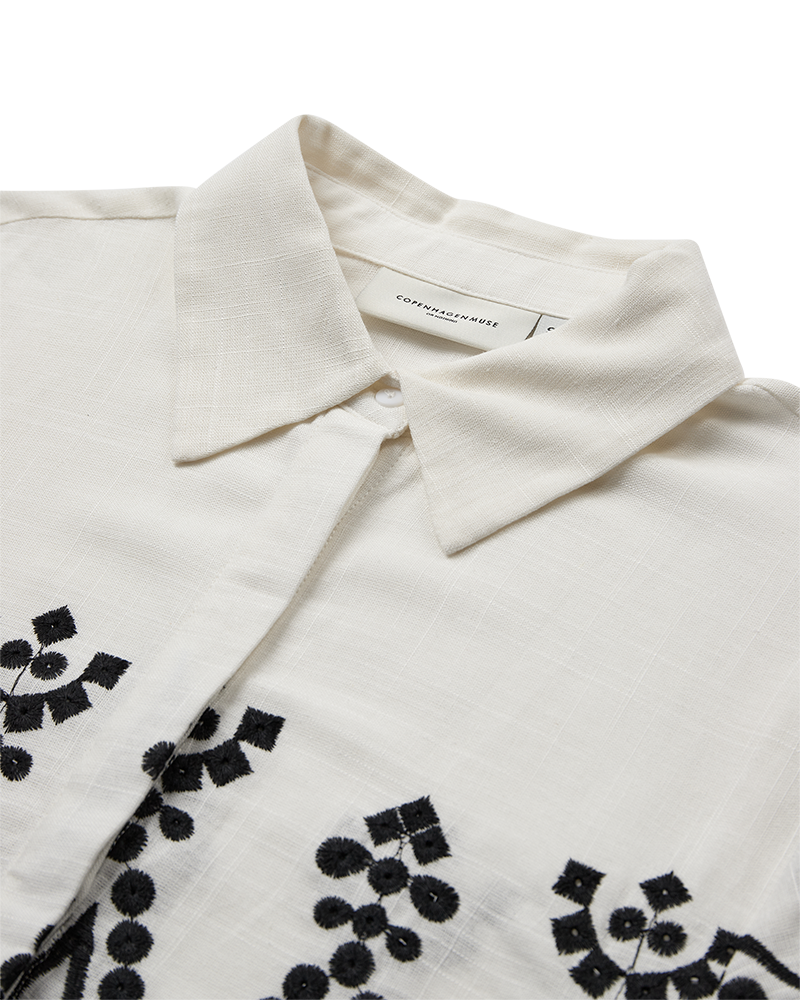 CMEMBROIDERY - SKJORTE MED ALLOVER BRODERI I HVID OG SORT,RÅHVID