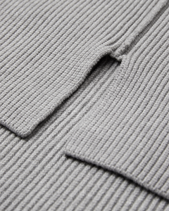 CMCOLIN - RIBSTRIKKET PULLOVER I GRÅ
