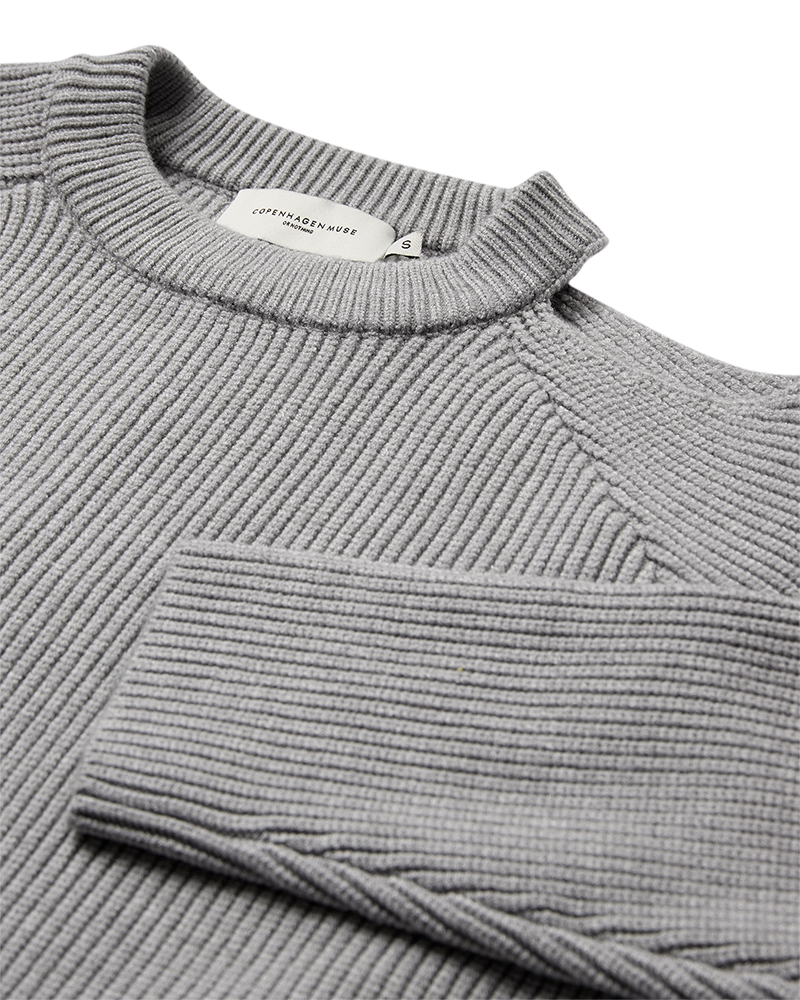CMCOLIN - RIBSTRIKKET PULLOVER I GRÅ