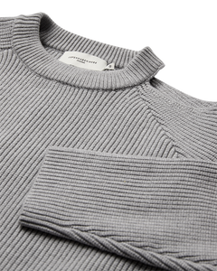 CMCOLIN - RIBSTRIKKET PULLOVER I GRÅ