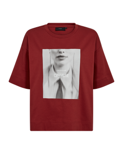 CMMUSE - T-SHIRT I RØD