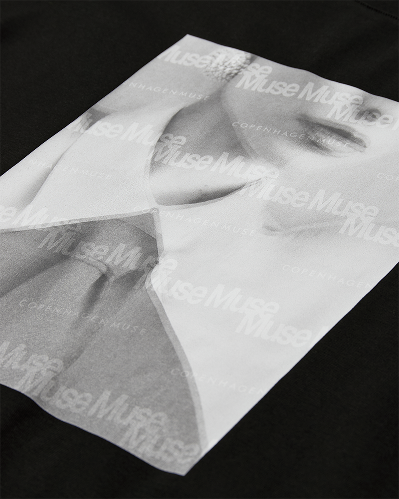 CMMUSE - T-SHIRT MED PRINT I SORT
