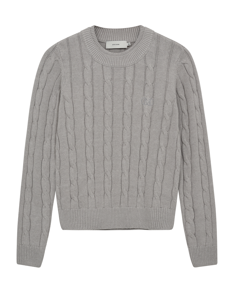CMCOTTON - KABELSTRIKKET PULLOVER MED BRODERET LOGODETALJE I GRÅ