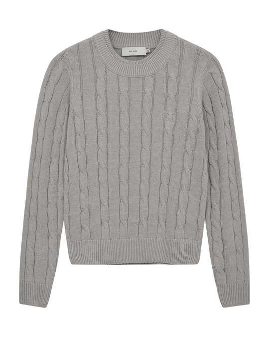 CMKOTOM - KABELSTRIKKET PULLOVER MED BRODERET LOGODETALJE I GRÅ