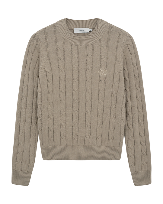 CMKOTOM - KABELSTRIKKET PULLOVER MED BRODERET LOGODETALJE I BEIGE
