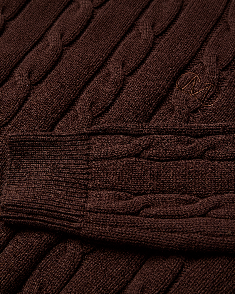 CMKOTOM - KABELSTRIKKET PULLOVER MED BRODERET LOGODETALJE I BRUN