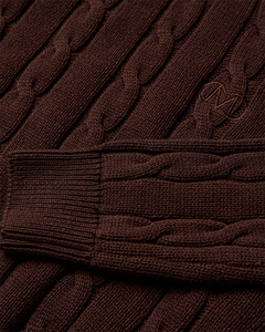 CMKOTOM - KABELSTRIKKET PULLOVER MED BRODERET LOGODETALJE I BRUN