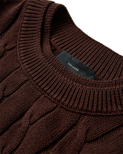 CMKOTOM - KABELSTRIKKET PULLOVER MED BRODERET LOGODETALJE I BRUN