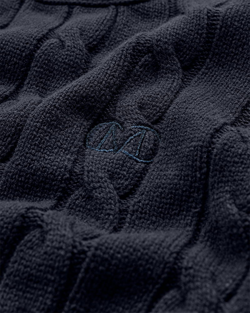 CMCOTTON - KABELSTRIKKET PULLOVER MED BRODERET LOGODETALJE I BLÅ