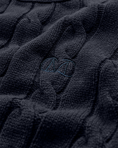 CMCOTTON - KABELSTRIKKET PULLOVER MED BRODERET LOGODETALJE I BLÅ
