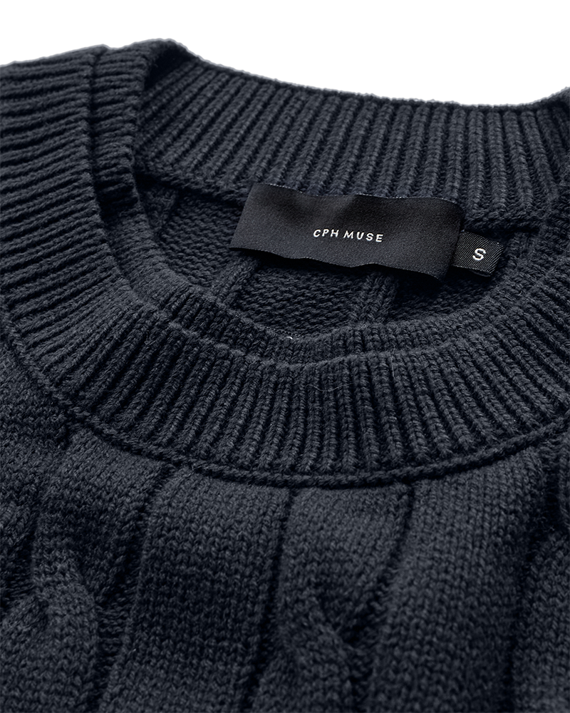 CMCOTTON - KABELSTRIKKET PULLOVER MED BRODERET LOGODETALJE I BLÅ