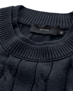 CMCOTTON - KABELSTRIKKET PULLOVER MED BRODERET LOGODETALJE I BLÅ