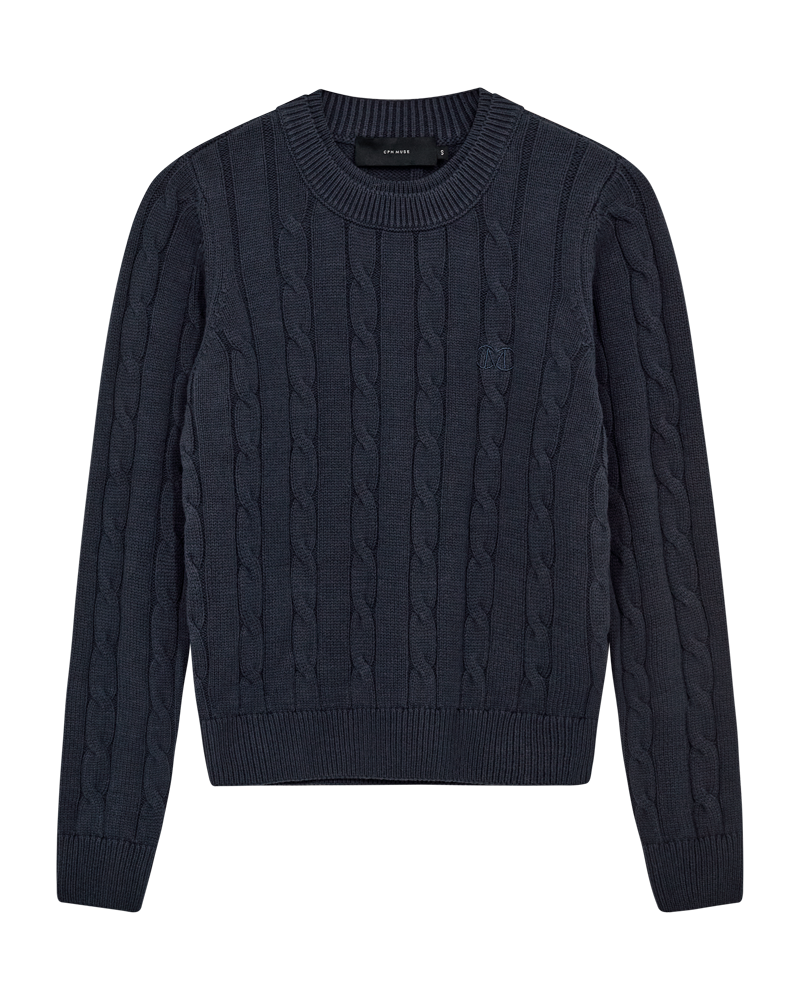 CMCOTTON - KABELSTRIKKET PULLOVER MED BRODERET LOGODETALJE I BLÅ