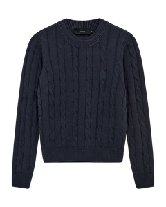 CMCOTTON - KABELSTRIKKET PULLOVER MED BRODERET LOGODETALJE I BLÅ