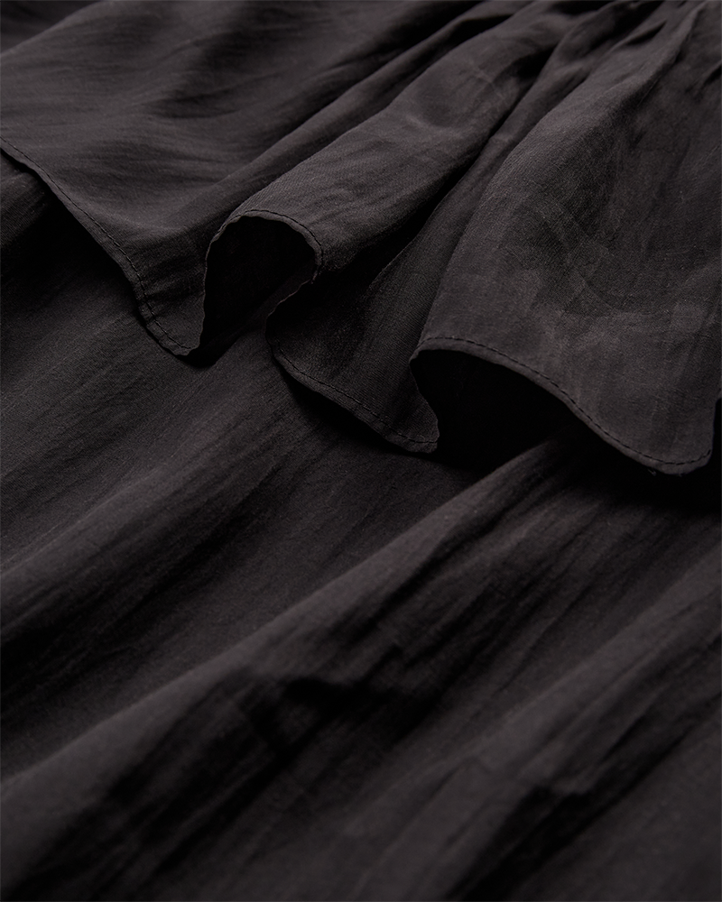 CMMOLLY - KJOLE MED FLÆSER OG BÆLTE I SORT