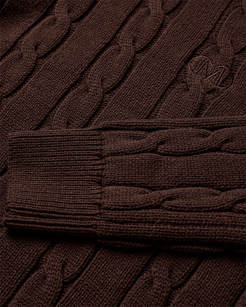 CMKOTOM - KABELSTRIKKET PULLOVER MED BRODERET LOGODETALJE I BRUN