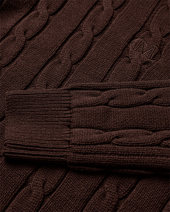 CMKOTOM - KABELSTRIKKET PULLOVER MED BRODERET LOGODETALJE I BRUN