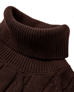 CMKOTOM - KABELSTRIKKET PULLOVER MED BRODERET LOGODETALJE I BRUN