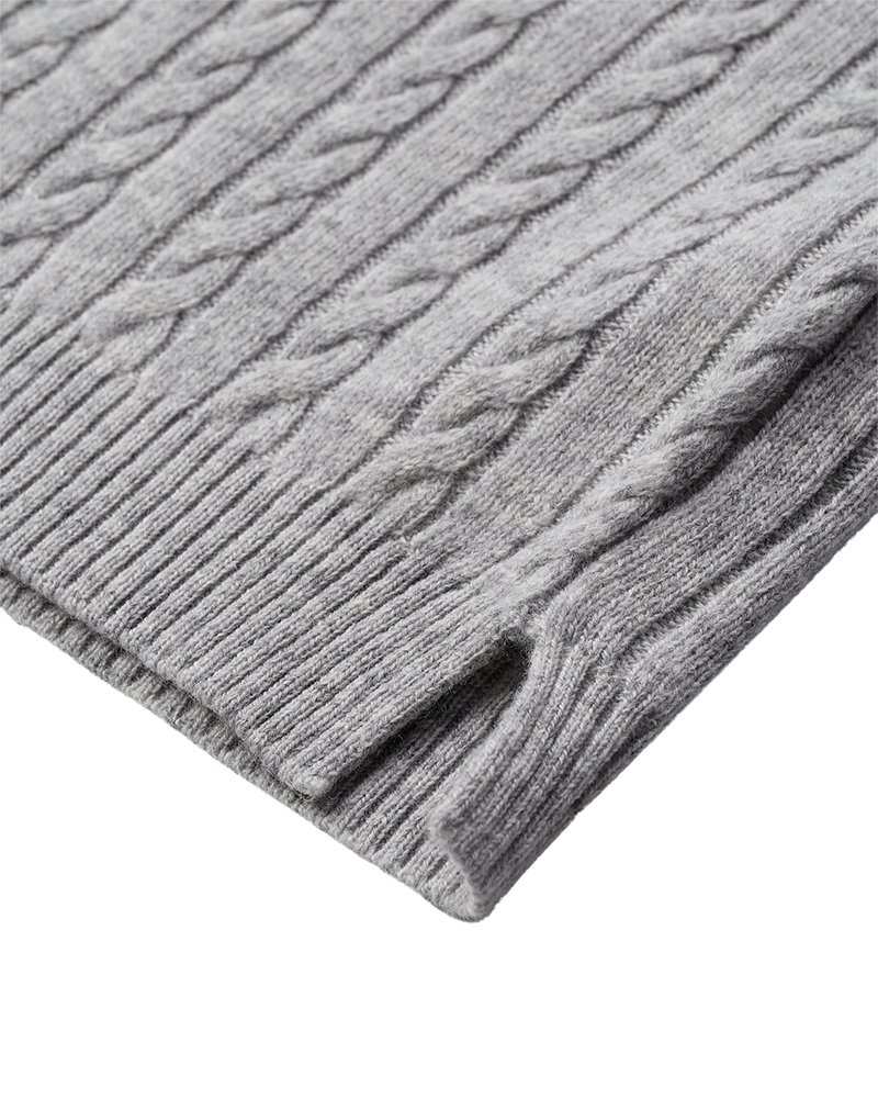 CMCASHA - KABELSTRIKKET PULLOVER MED BRODERET LOGODETALJE I GRÅ