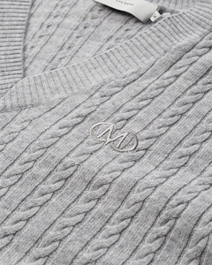 CMCASHA - KABELSTRIKKET PULLOVER MED BRODERET LOGODETALJE I GRÅ