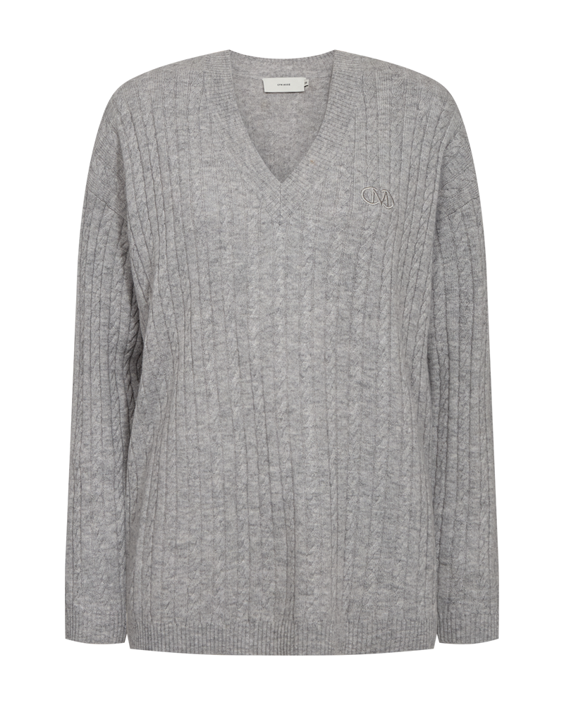 CMCASHA - KABELSTRIKKET PULLOVER MED BRODERET LOGODETALJE I GRÅ