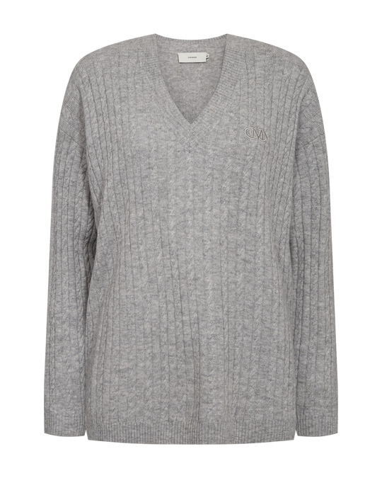 CMCASHA - KABELSTRIKKET PULLOVER MED BRODERET LOGODETALJE I GRÅ