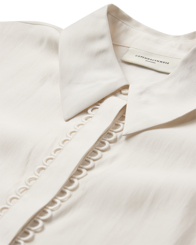 CMMOLLY - SKJORTE MED CUT-AND-SEW BLONDER I RÅHVID