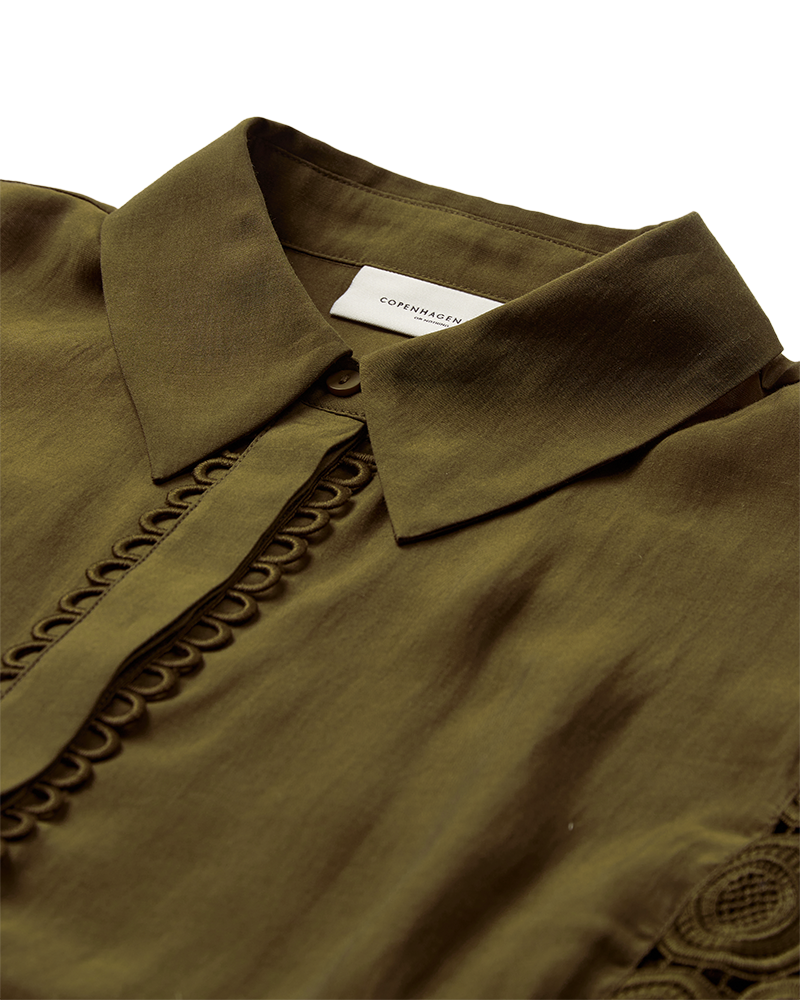 CMMOLLY - SKJORTE MED CUT-AND-SEW BLONDER I KHAKIGRØN