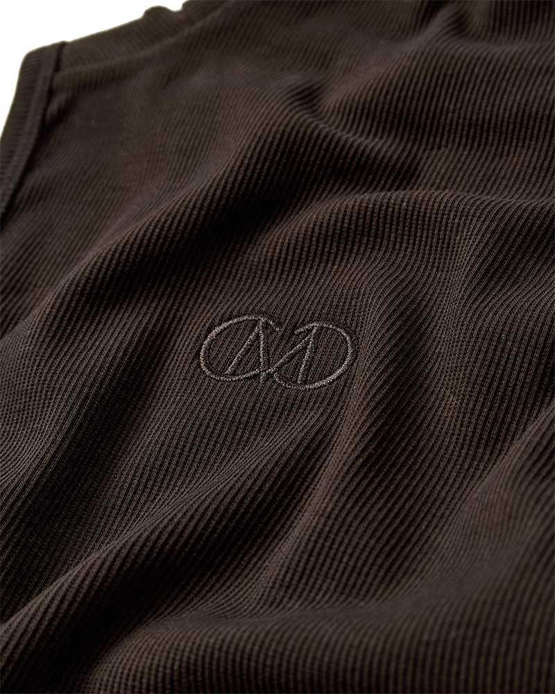 CMSIV - TOP MED BRODERET LOGODETALJE I BRUN