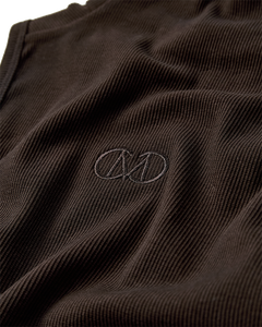 CMSIV - TOP MED BRODERET LOGODETALJE I BRUN