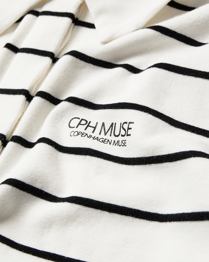 CMMUSE - POLO MED STRIBER I RÅHVID OG SORT